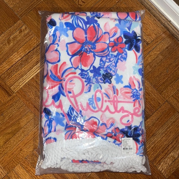 NWT/NIP Lilly Pulitzer Beach Towel Resort White Party Like a Lobster G 30Wx60L - Picture 9 of 10